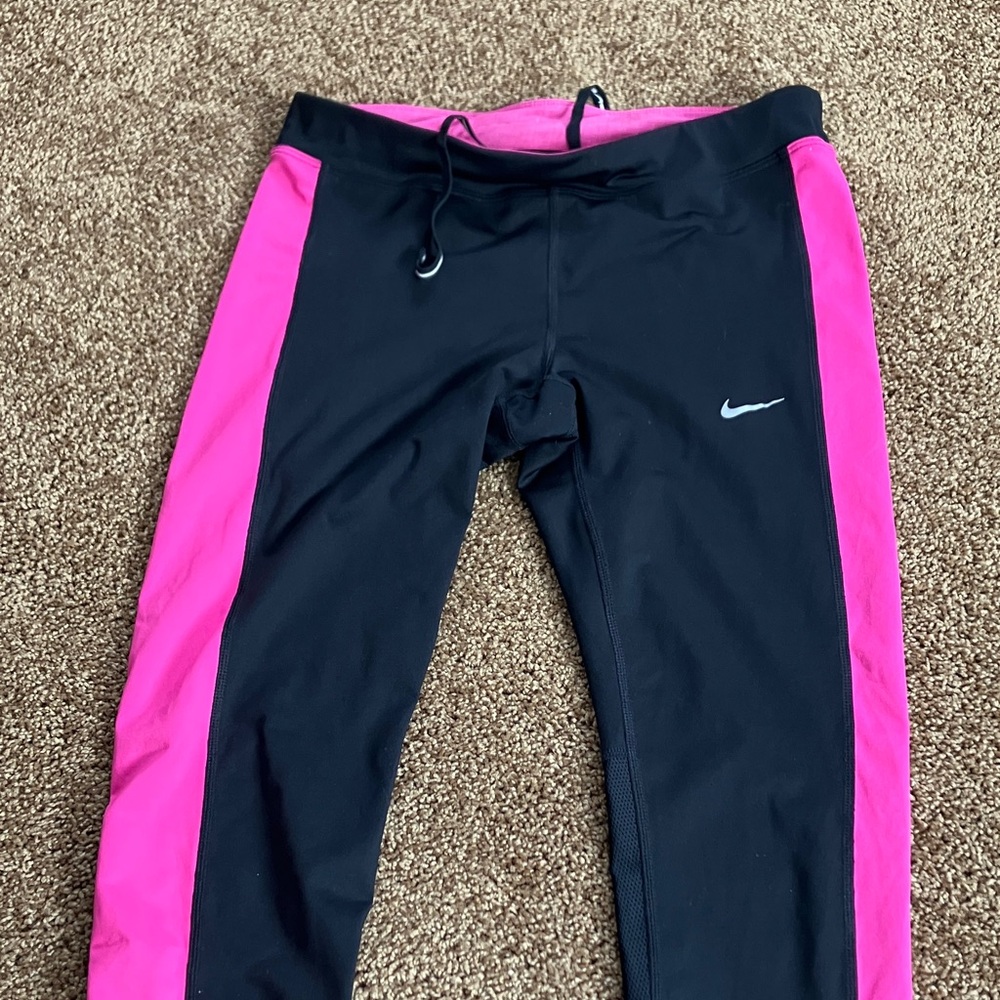 NIKE. Women’s Size Medium Workout Black and Pink Leggings. Zipper at ankles. EUC